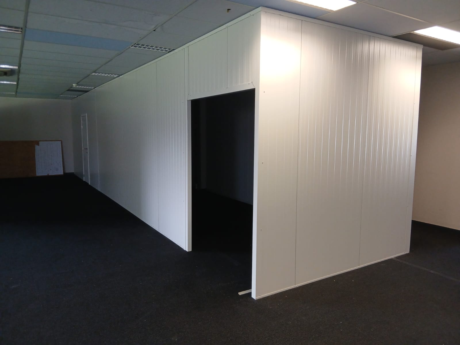 kantoorgebouw wanden bureaus